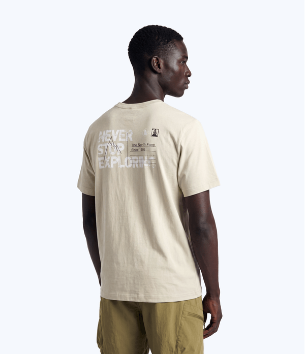 camiseta-the-north-face-unissex-never-stop-postcard-regular-tee-desert-stone-pp